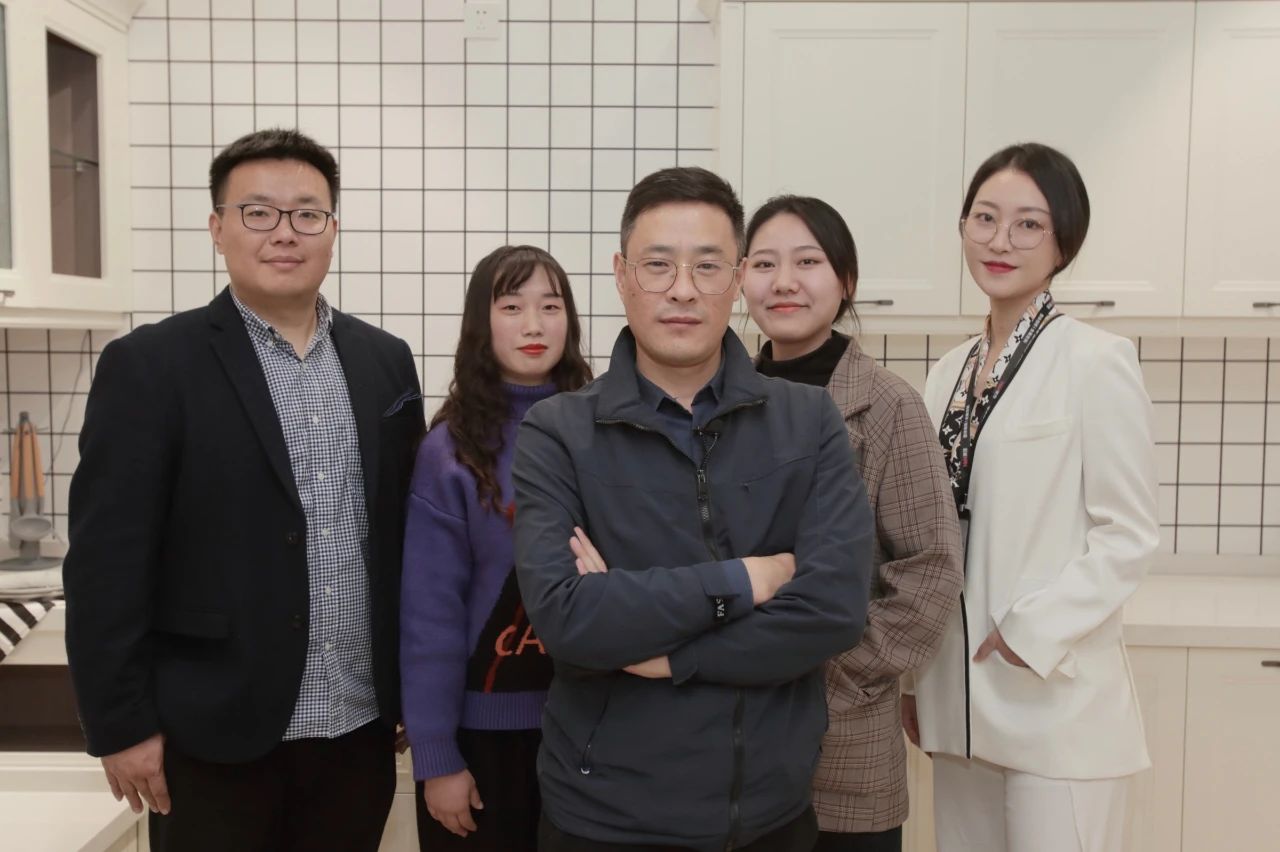 美佳相关人员合影与徐老板
