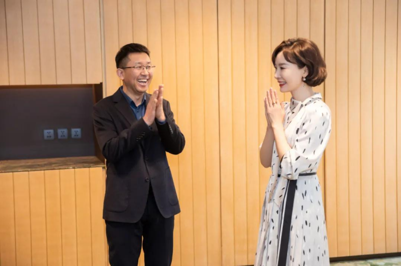 美佳家居董事长汪华先生与演员陈数女士亲切交谈